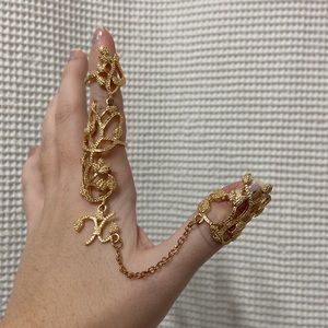 SHEIN gold floral creative hollow out ring. One size.